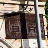 La facciata in pietra chiara con eleganti rifiniture e ampio portale marmoreo,  mostra un�oramai quasi illeggibile insegna in ferro erosa dalla ruggine che tenta di occultare la dicitura �Campo benzina Superiore, Comune di Bari�